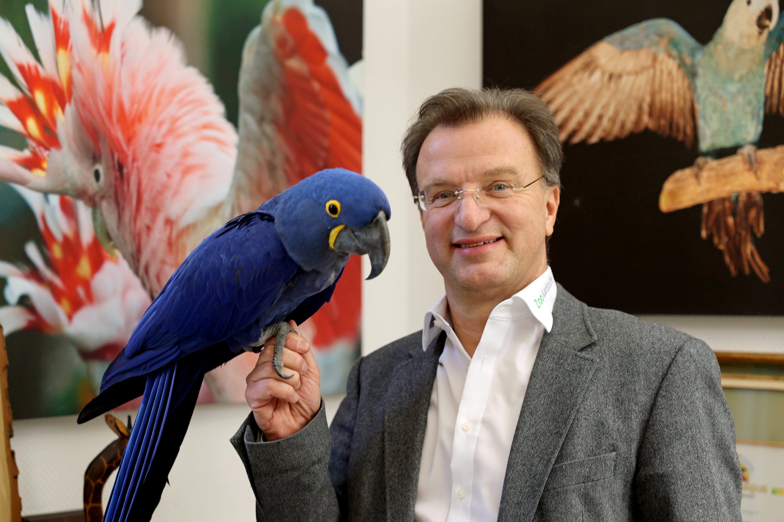Zoodirektor Dr. Matthias Reinschmidt (auf dem Bild mit Hyazinth Henry) freut sich über das zweite Rekordjahr in Folge. Foto: Timo Deible/Zoo Karlsruhe