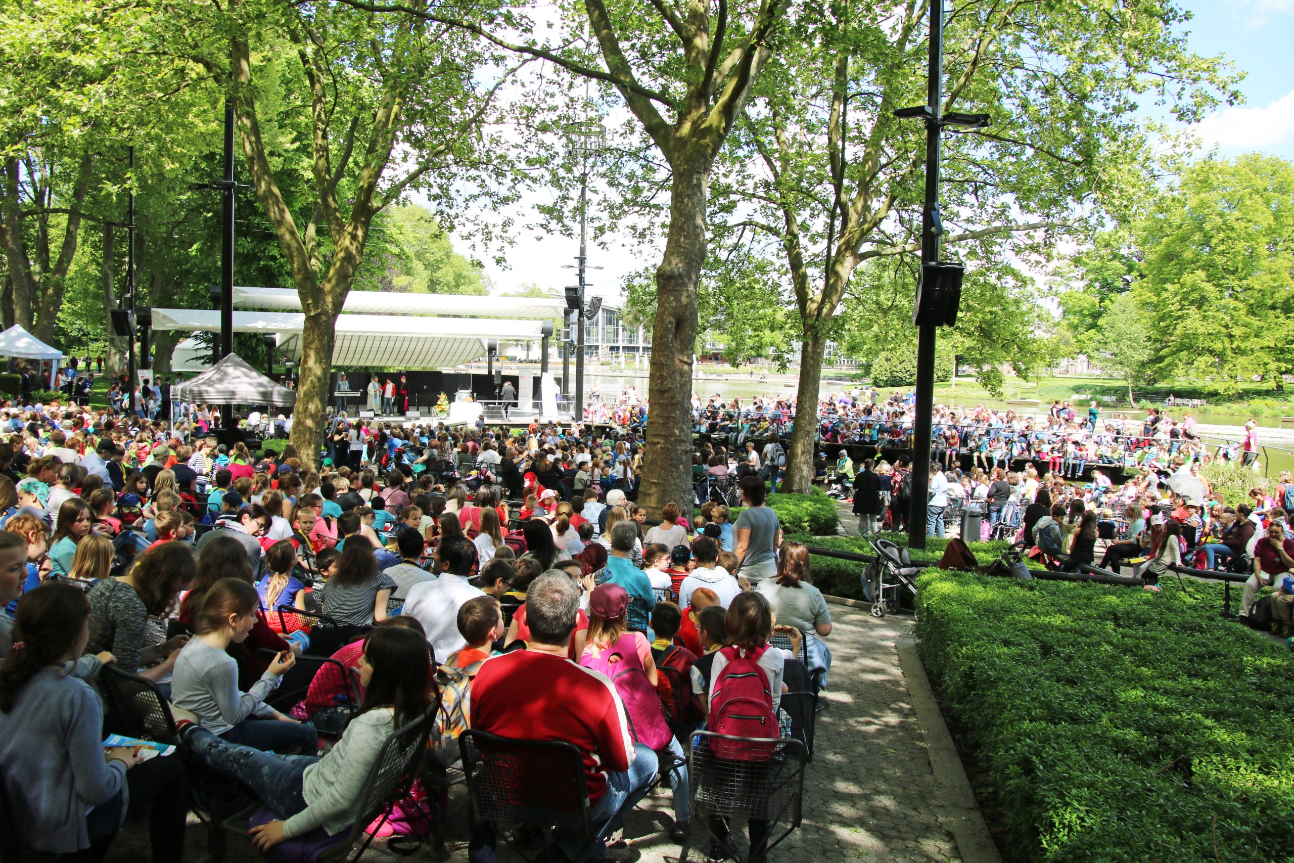 Gottesdienst der katholischen Kirche auf der Seebühne.