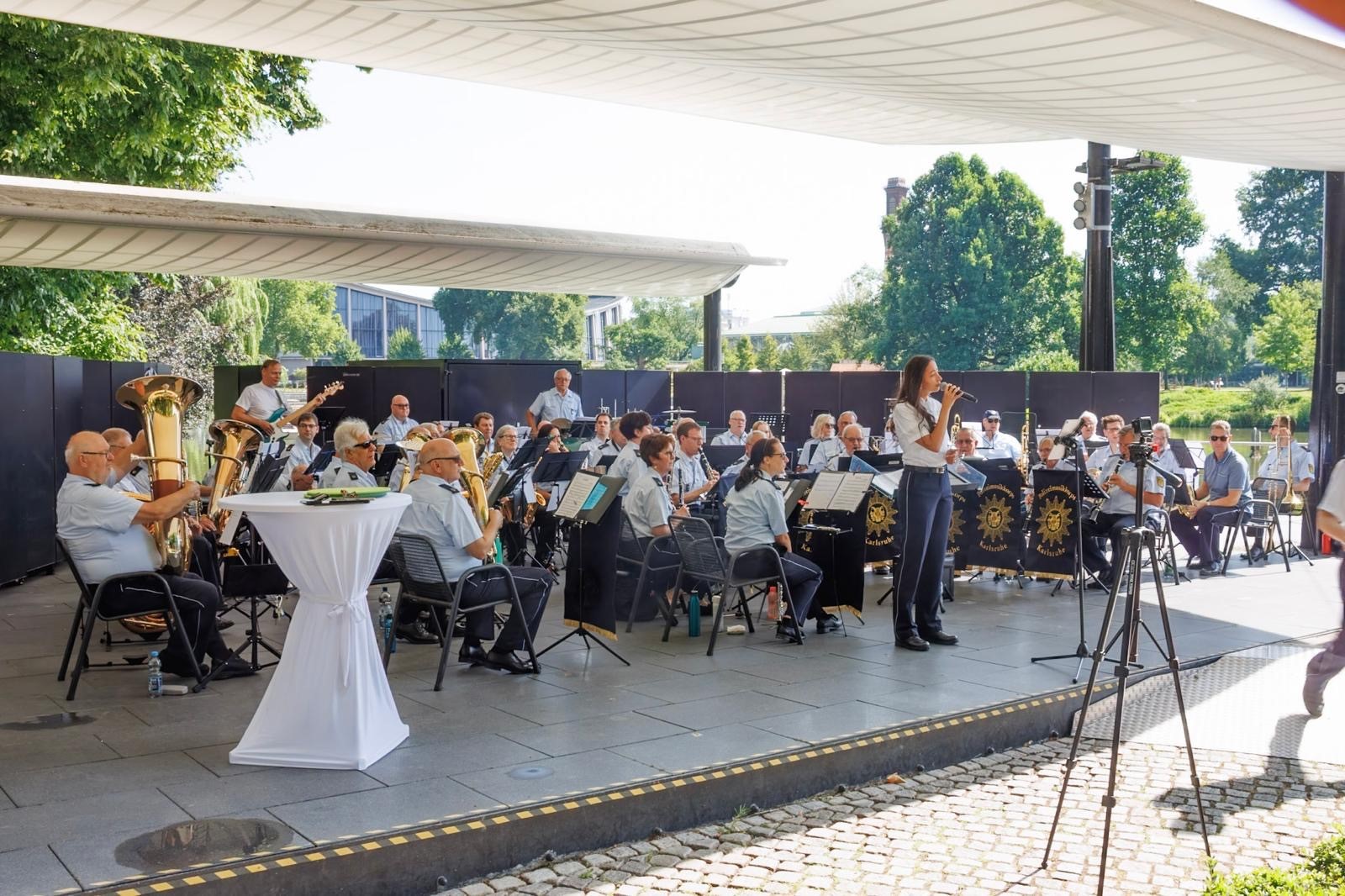 Veranstaltung der Zoofreunde gemeinsam mit dem Polizeimusikkorps Karlsruhe auf der Seebühne.